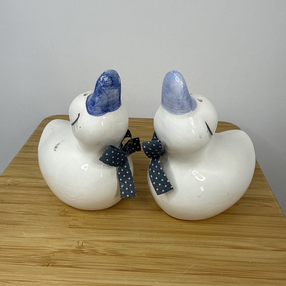 VTG Salt & Pepper Shakers Duck‎ Geese Dark Blue Bow CottageCore Farmhouse 1988
